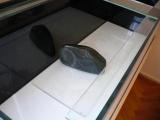 Velký kámen podložený plexisklem